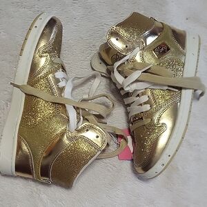 Pastry Gold Glitter Detail